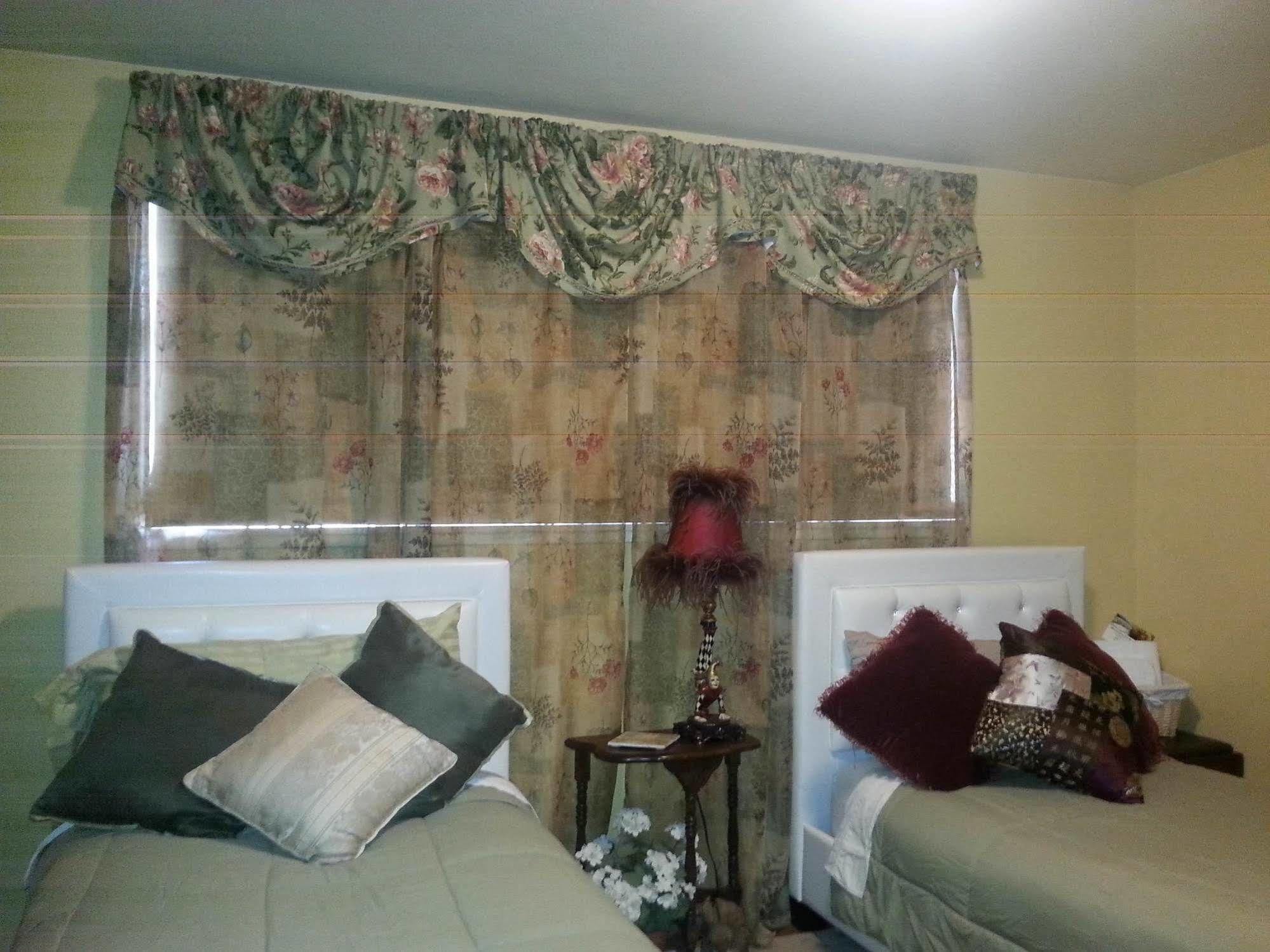 Secret Garden Bed And Breakfast ทาโคมา ภายนอก รูปภาพ
