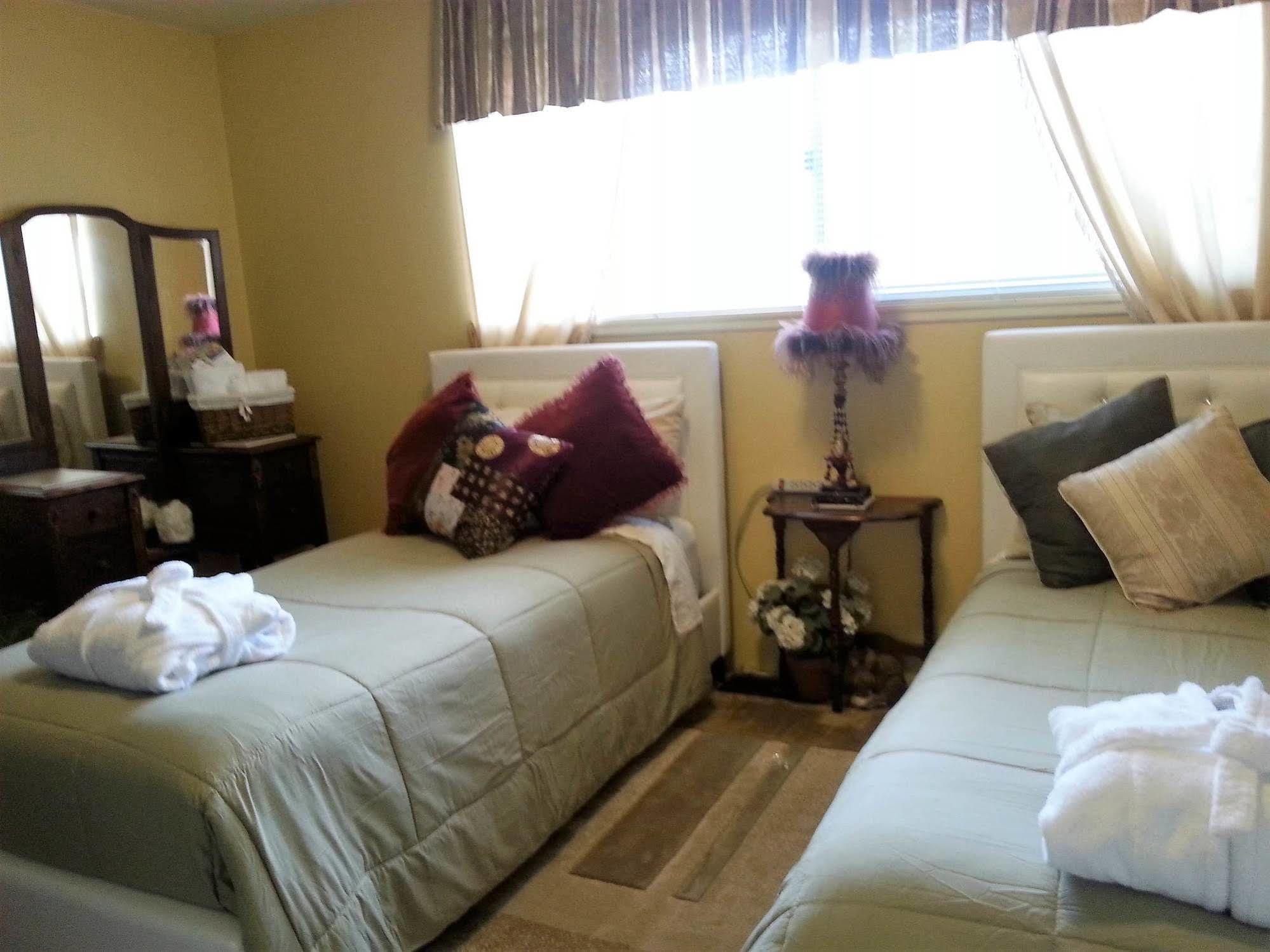 Secret Garden Bed And Breakfast ทาโคมา ภายนอก รูปภาพ